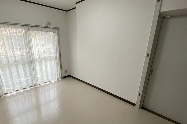 食器棚回収後のきれいな部屋