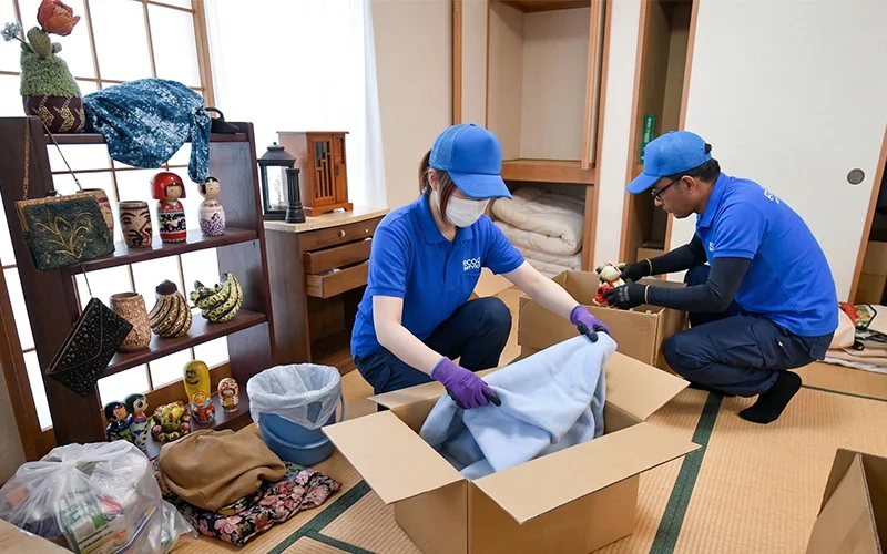 スタッフが搬出作業中