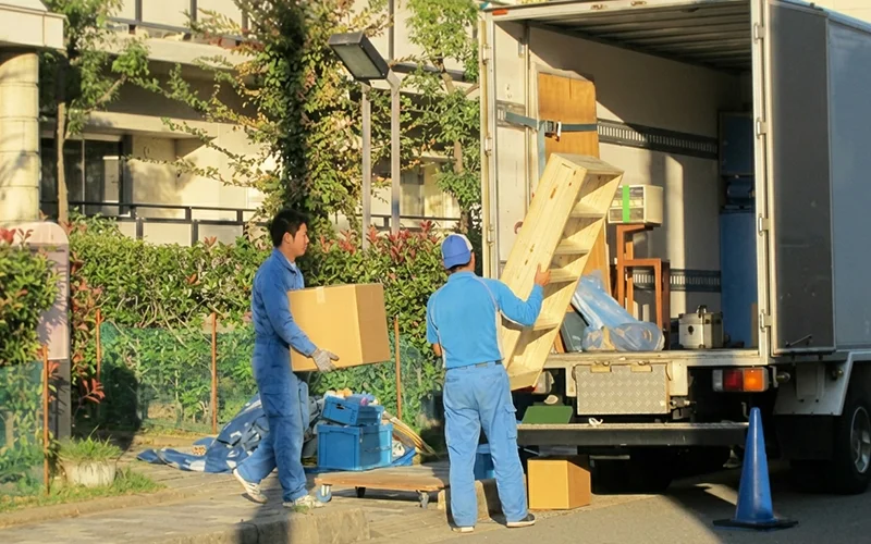 トラックに積み込み中